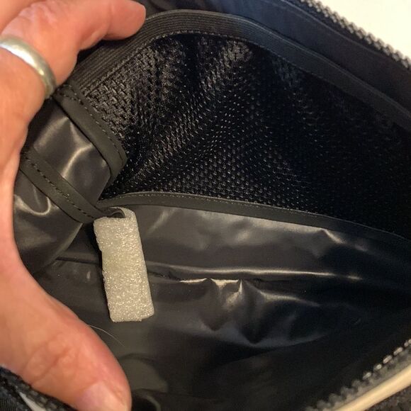 Athleta Neoprene white/black belt bag NWOT never carried - Picture 4 of 7